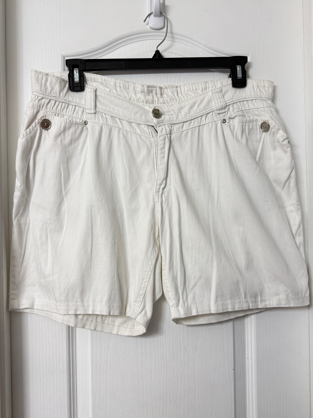 Crystal vogue white/ivory shorts silver button rhinestones with pockets size 12